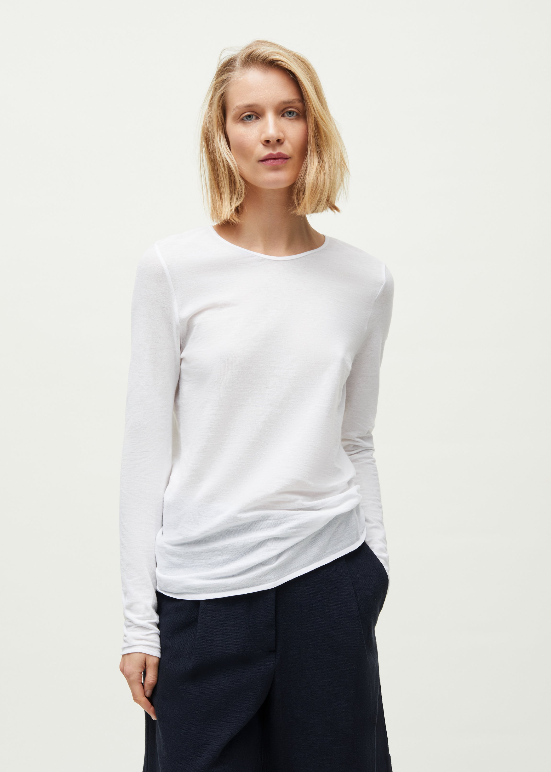 Gentle long sleeve – cashmere | White Blouse aiayu