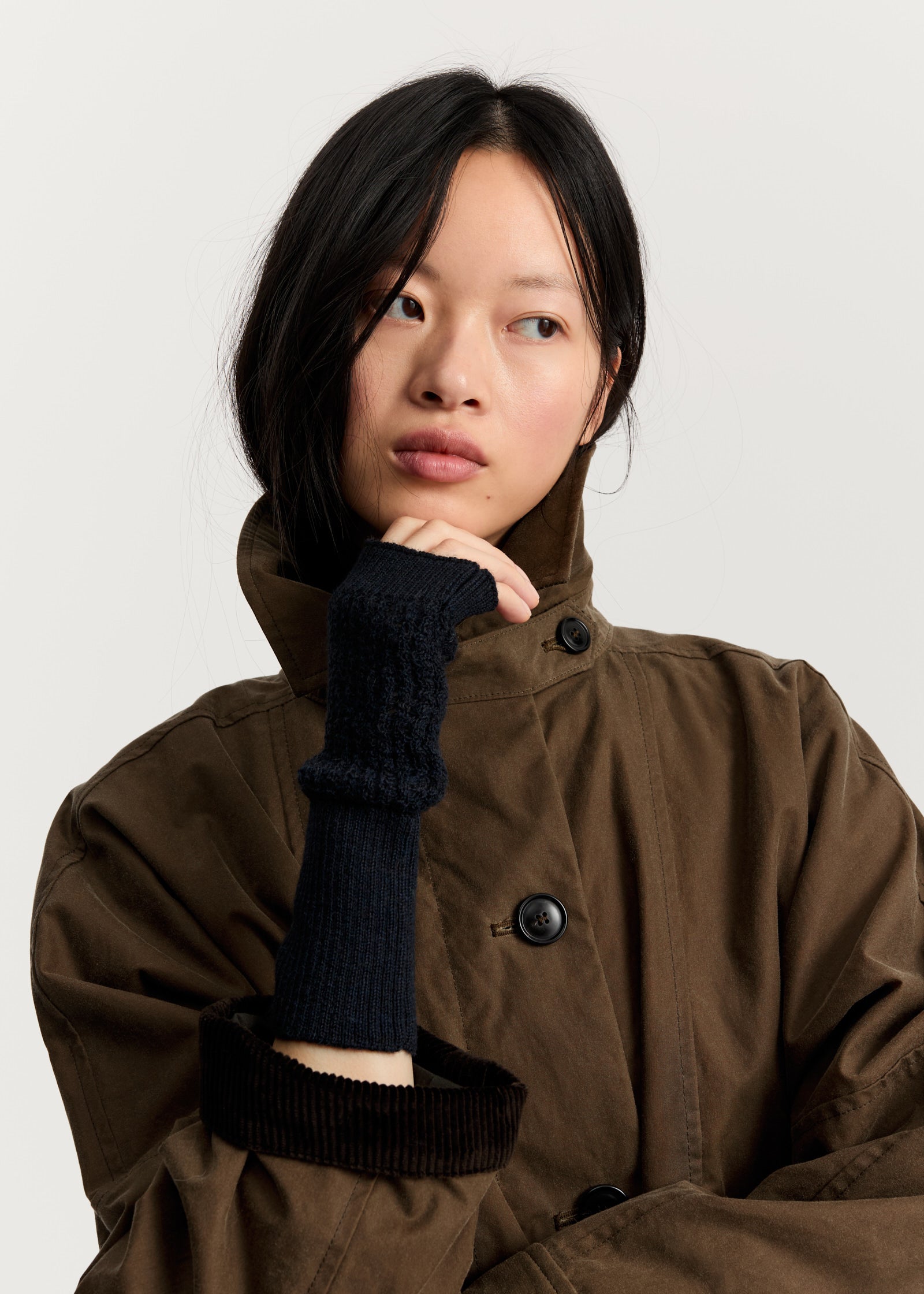 Sandy mittens – pure llama | Black Navy Mittens aiayu