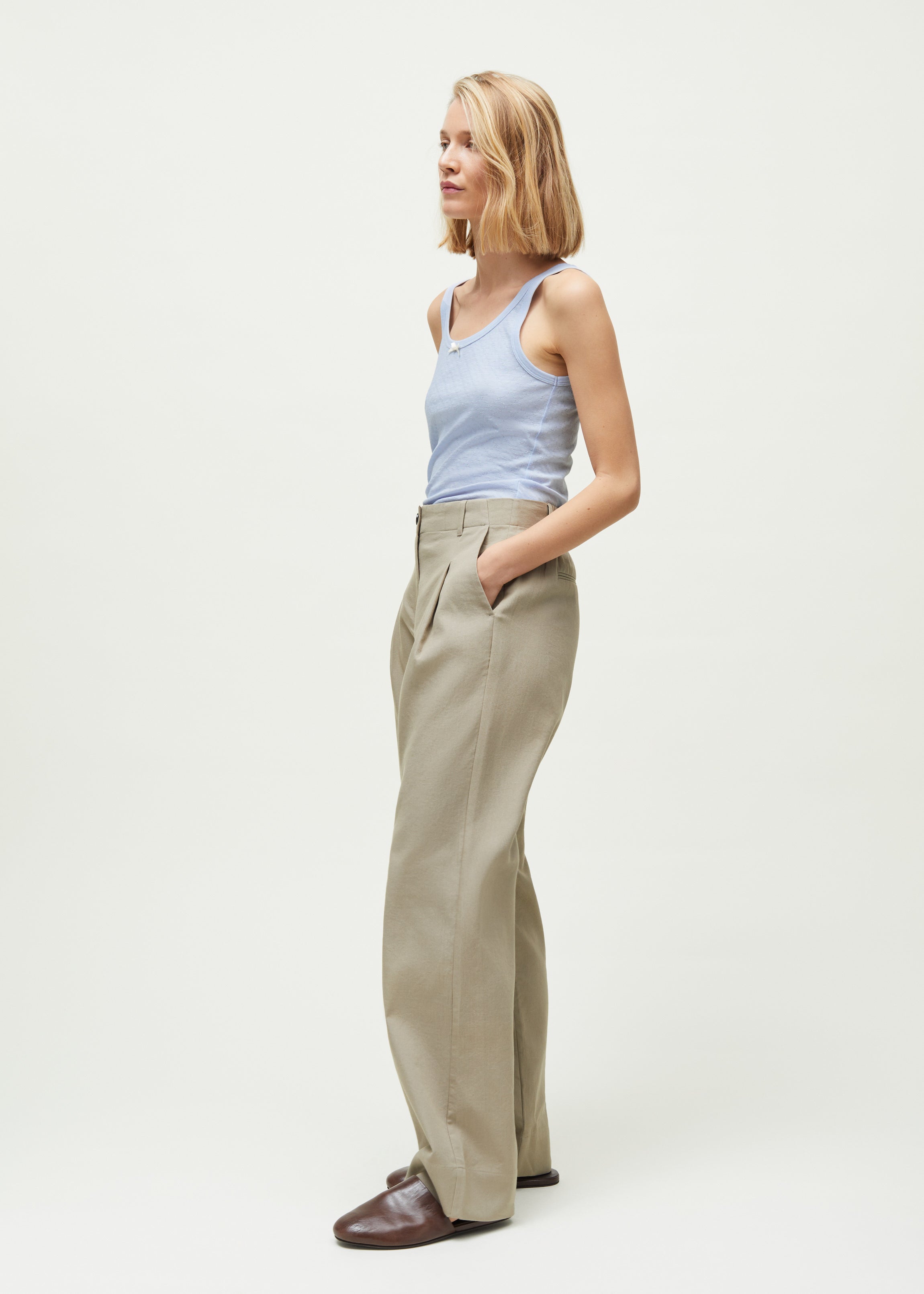 The model's height is 177 cm and is wearing size M.