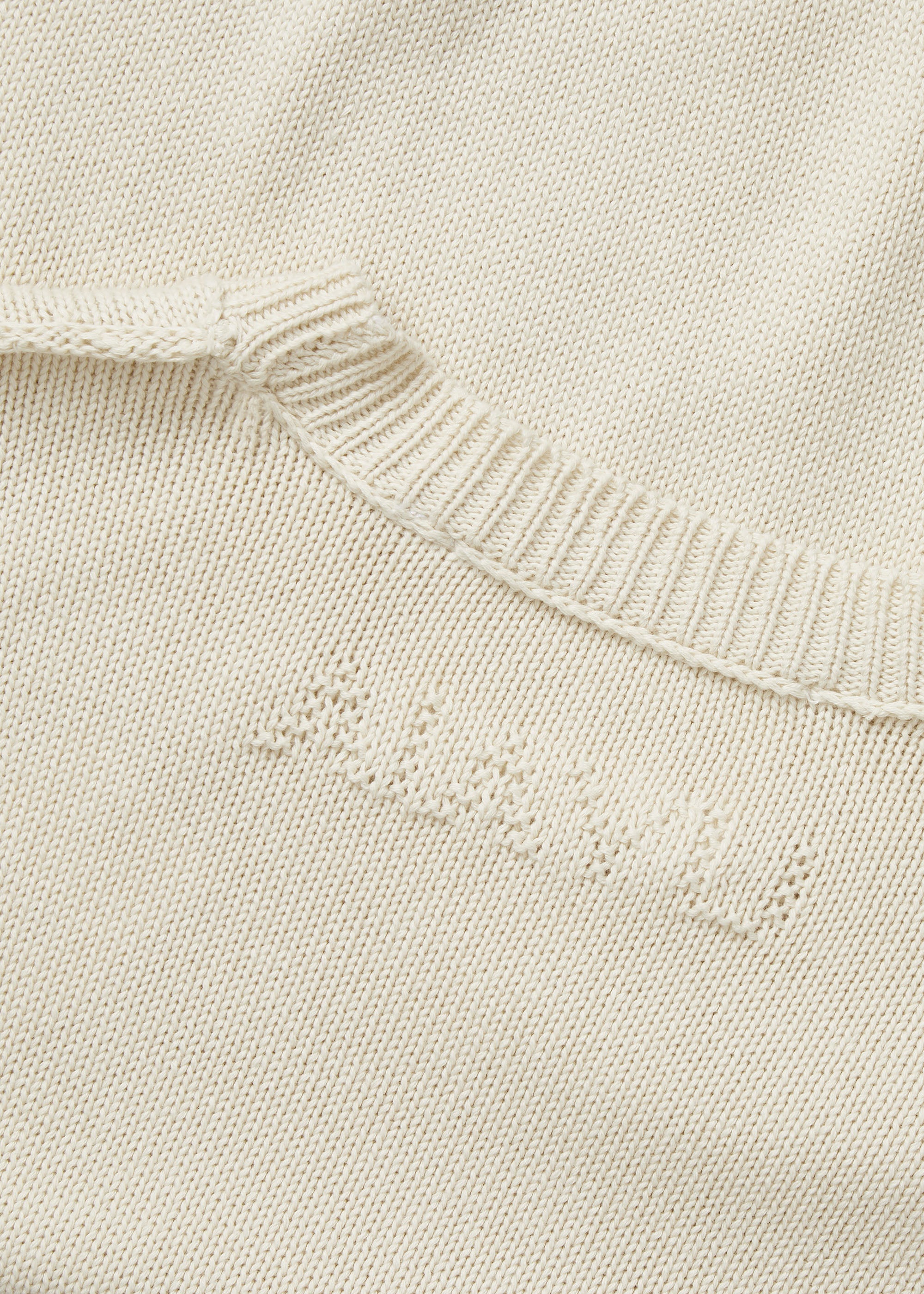 Monochrome knit-incorporated logo sits at the back of the neck.