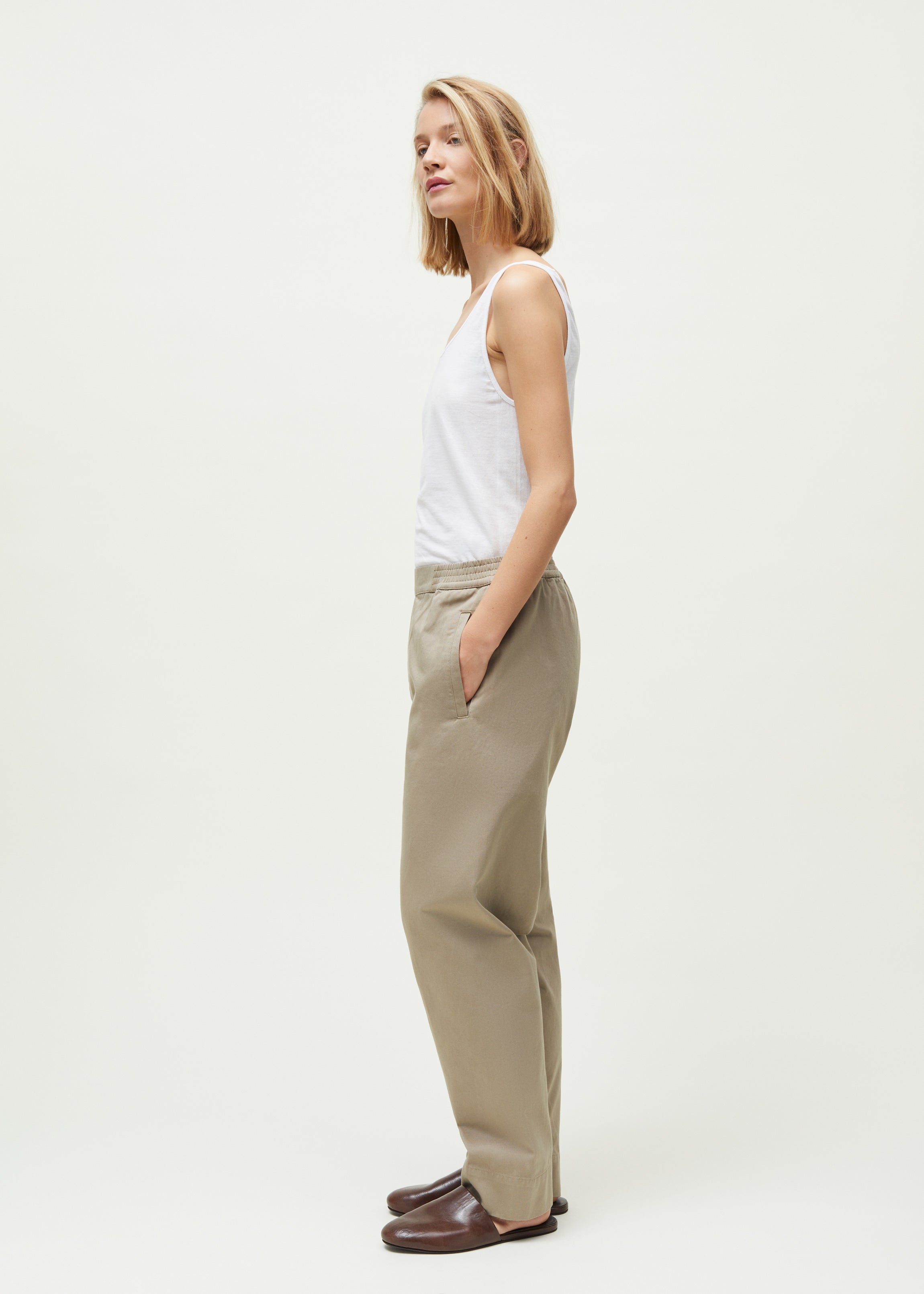 The model's height is 177 cm and is wearing size M.