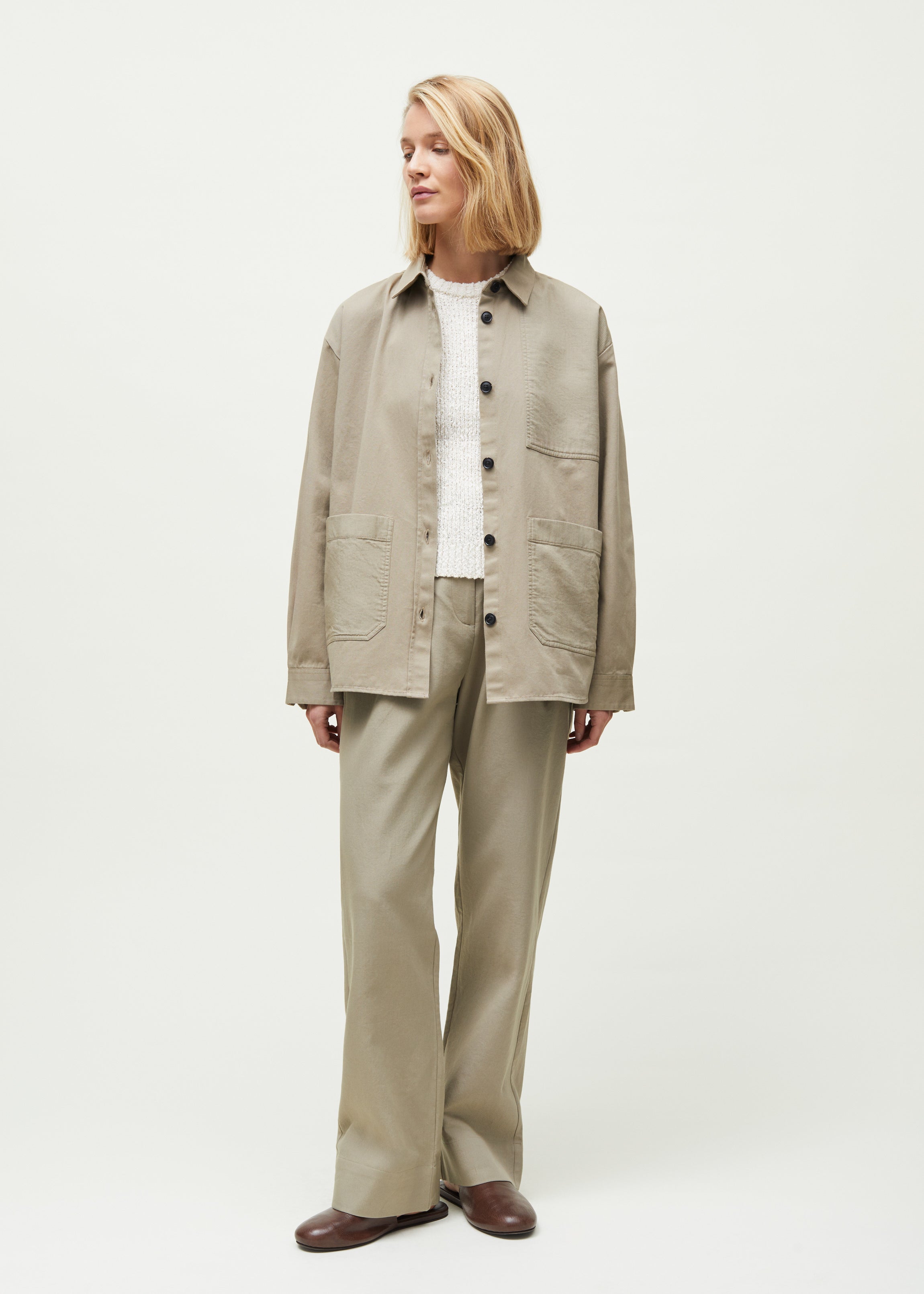 The model's height is 177 cm and is wearing size M.