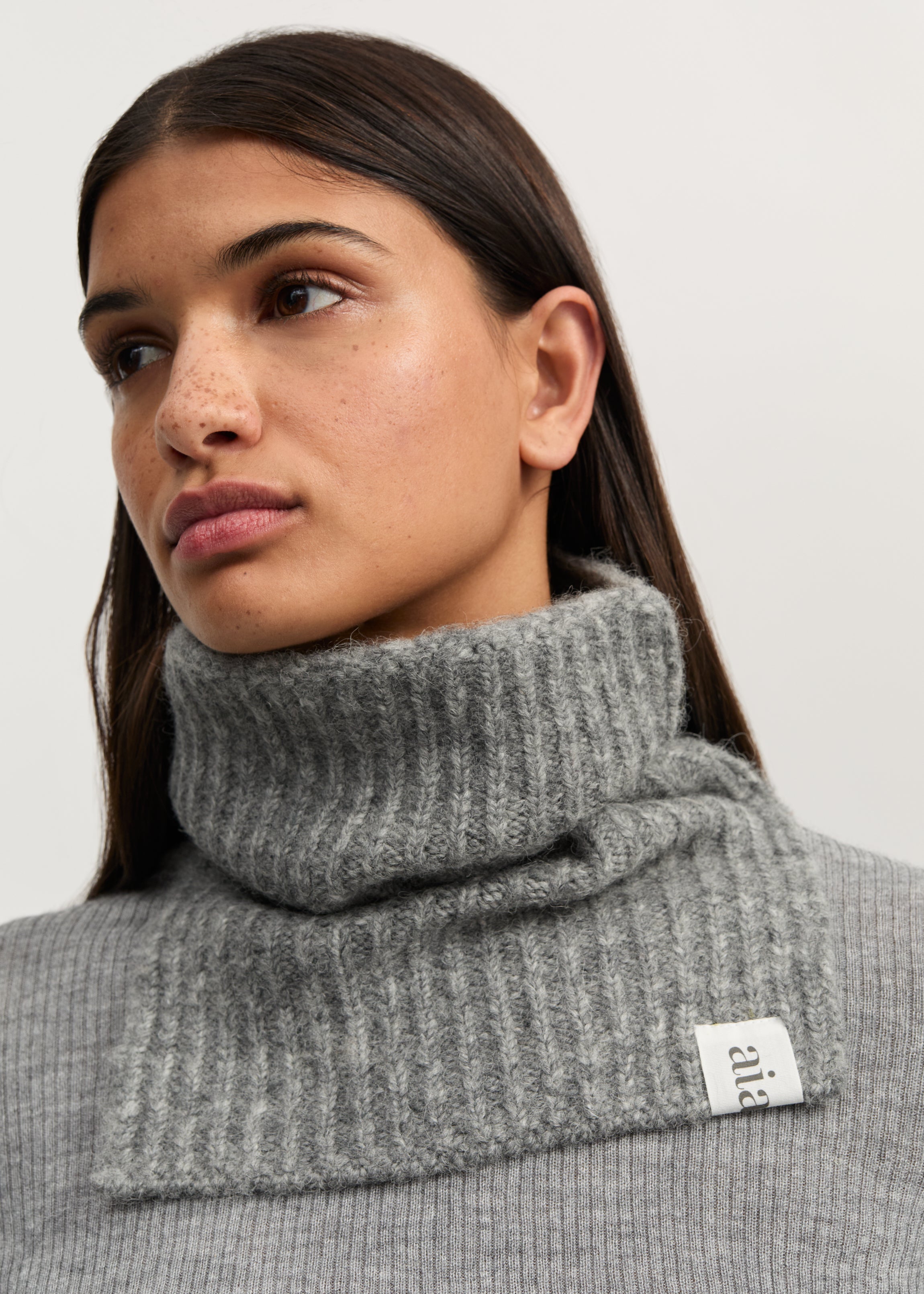 Nellie neck warmer – llama | Pure light grey Scarf aiayu