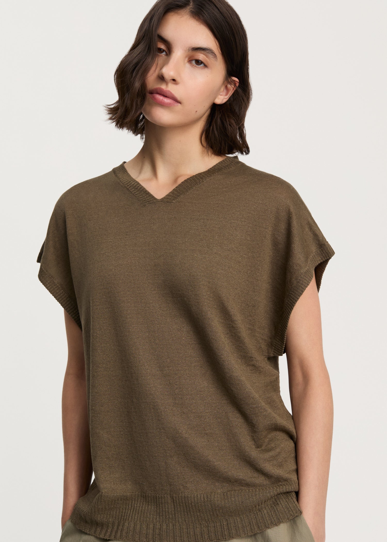 Priti vest – linen | Green Wood Vest aiayu