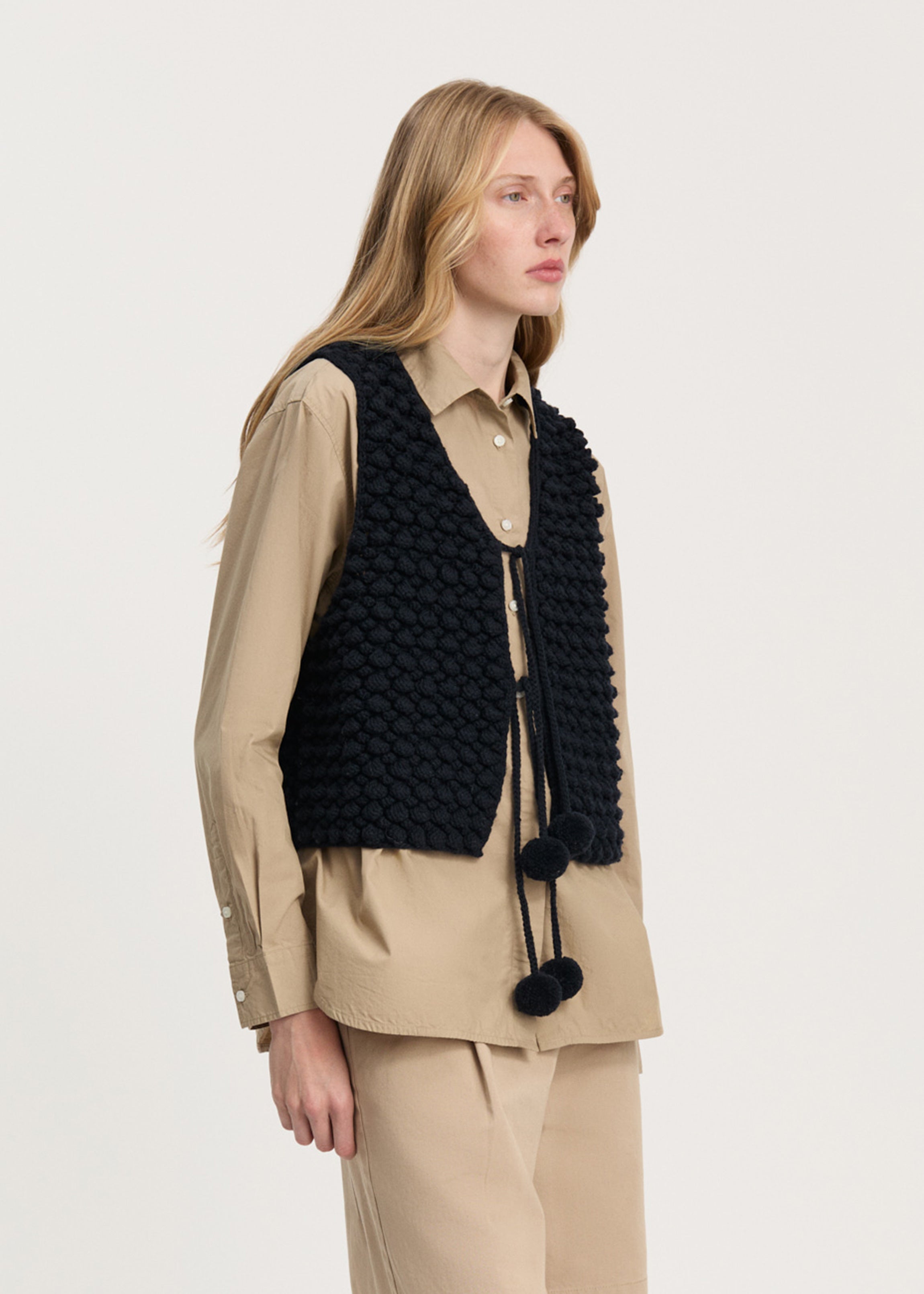 Ravi vest – highland wool | Black Navy Vest aiayu