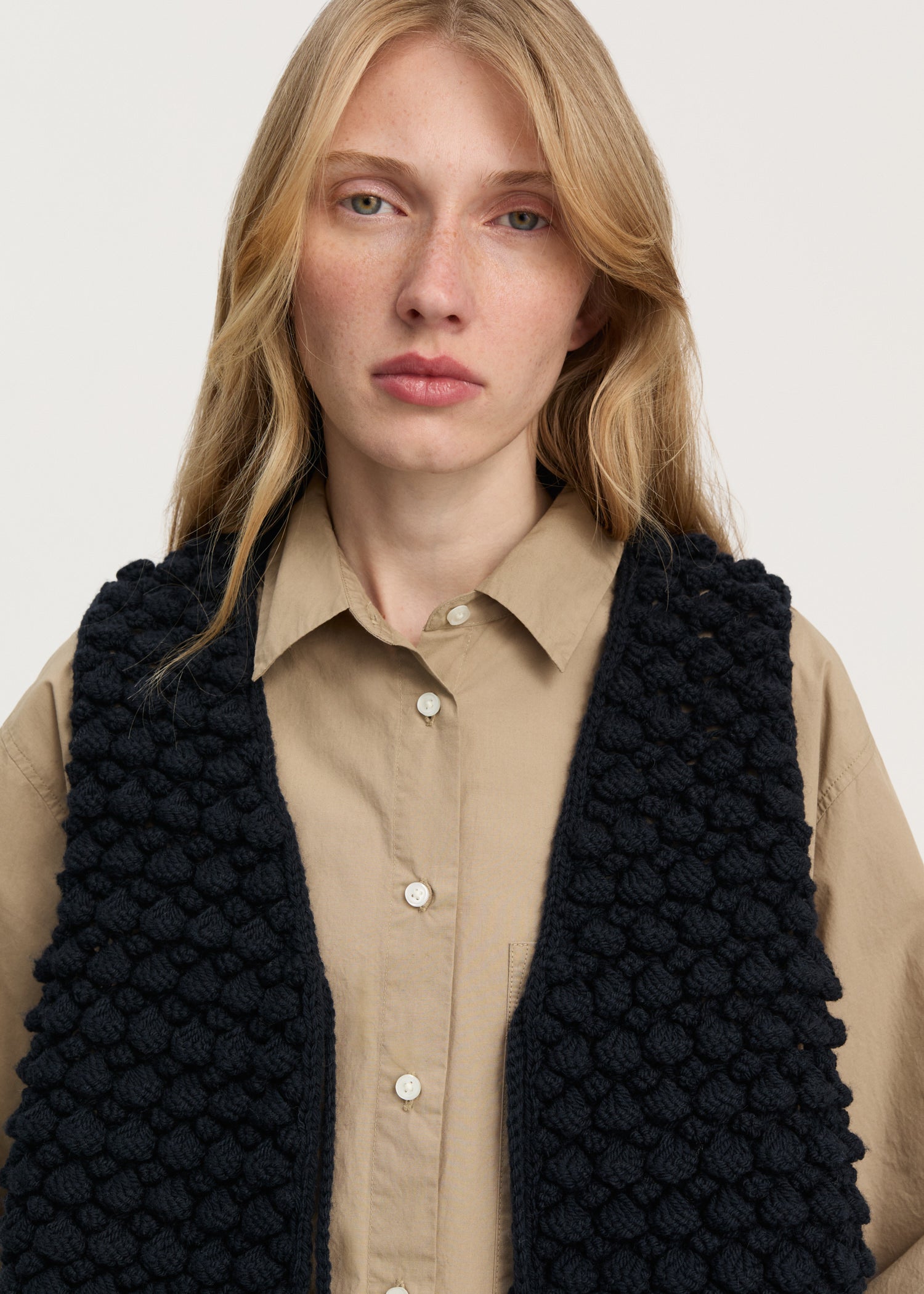 Ravi vest – highland wool | Black Navy Vest aiayu