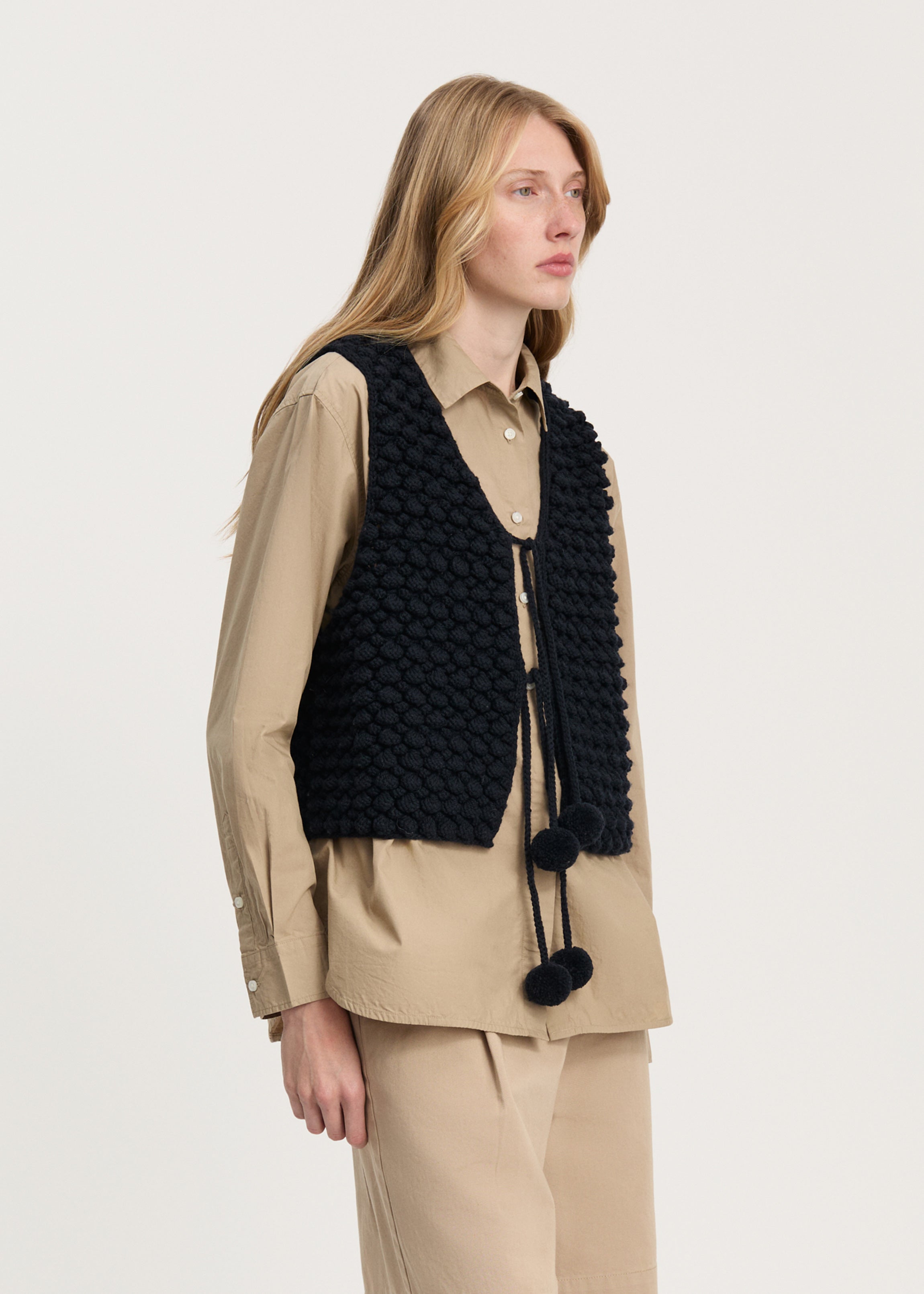 Ravi vest – highland wool | Black Navy Vest aiayu