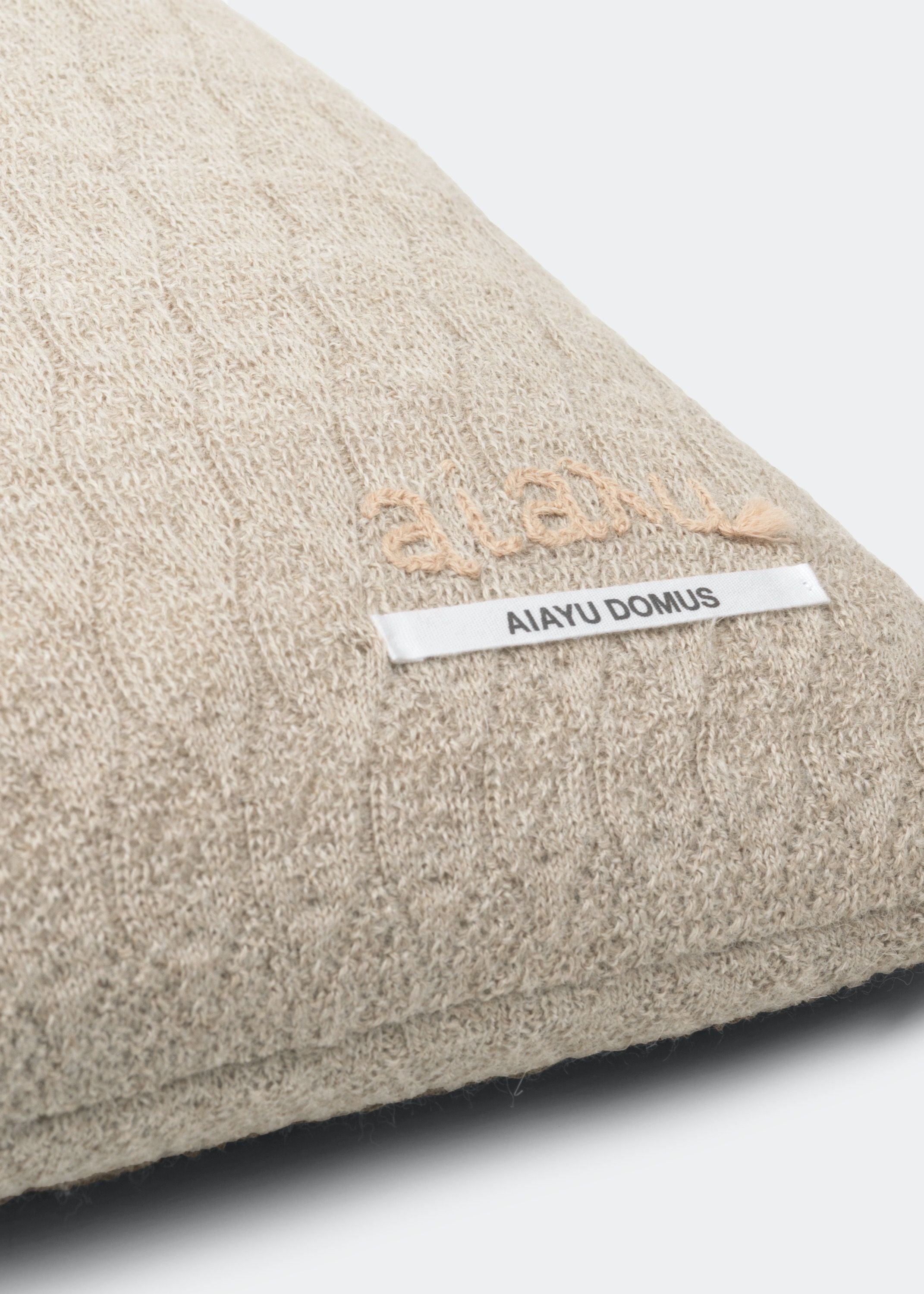 Raul llama wool pillow - 50x50 | Wheat